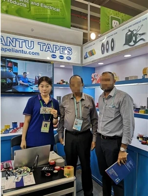Menerima Uang Tunai Dari Pelanggan Di Pameran